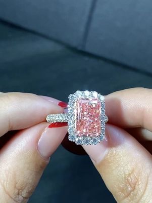 4.56ct ল্যাব ডায়মন্ড জুয়েলারি গোলাপী রেডিয়েন্ট কাট ডায়মন্ড রিং