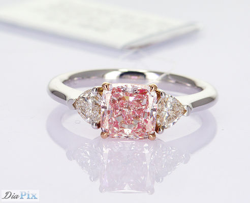 1.76CT সিন্থেটিক চেরি গোলাপী সিভিডি ডায়মন্ড রিং কুশন কাট সেট 18k হোয়াইট গোল্ড
