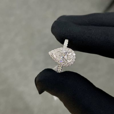 18 কেট কালচারড হোয়াইট ডায়মন্ড মহিলাদের রিং 1.53ct ই ভিএস 1 পিয়ার আকৃতির ফুল ডায়মন্ড বেজেল সেট স্টাইল