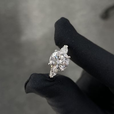 ল্যাব গ্রোথ ডায়মন্ড রিং 3.01ct সিভিডি হোয়াইট এফ ভিএস২ থ্রি-স্টোন স্টাইল গোলাকার