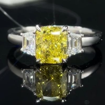 1.22ct ল্যাব গ্রোথ ডায়মন্ড রিং সঙ্গে হলুদ ডায়মন্ড তিন পাথর শৈলী কাস্টম তৈরি গয়না